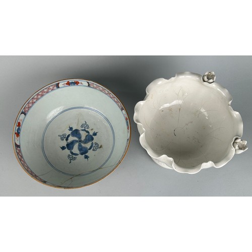 186 - A BLANC DE CHINE FOOTED VASE AND A CHINESE IMARI PALETTE BOWL (2) 

20cm x 17cm 
20cm D