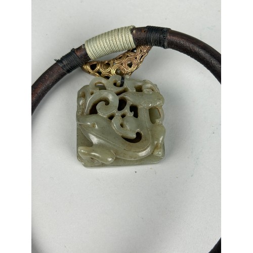 187 - A COLLECTION OF CHINESE ITEM TO INCLUDE A JADE PENDANT (5cm x 5cm)