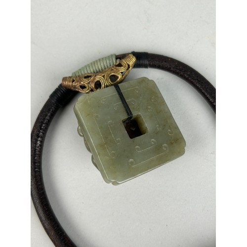 187 - A COLLECTION OF CHINESE ITEM TO INCLUDE A JADE PENDANT (5cm x 5cm)