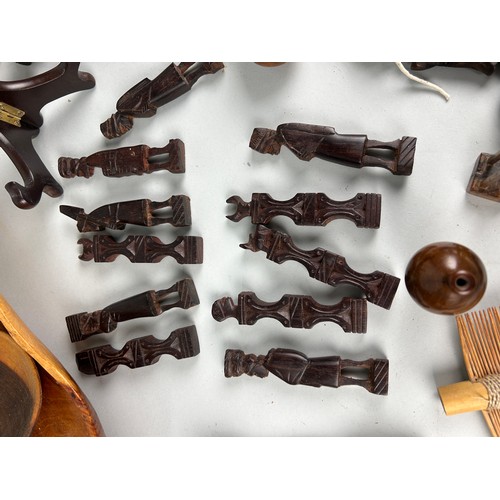 274 - A LARGE COLLECTION OF TREEN ITEMS (QTY)

Some 19th Century.