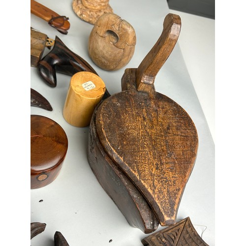 274 - A LARGE COLLECTION OF TREEN ITEMS (QTY)

Some 19th Century.