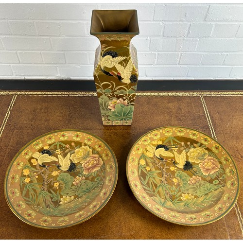 597 - HARRODS LONDON: A PAIR OF LARGE JAPANESE STYLE CERAMIC PLATES DEPICTING PAIRS OF CRANES ALONG WITH A... 