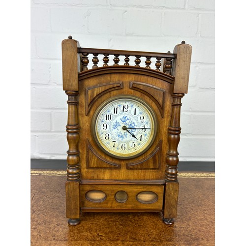 569 - AN ARTS AND CRAFTS WALNUT CASED MANTLE CLOCK IN THE MANNER OF LEWIS F DAY, 

28cm x 17cm x 8cm