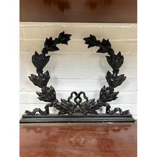 469 - A REGENCY STYLE REPRODUCTION MAHOGANY CONSOLE TABLE WITH METAL WREATH, 

108cm x 80cm x 46cm

Proven... 