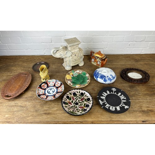 595 - A COLLECTION OF MIXED CERAMICS AND OTHER ITEMS (11) 

To include Wedgwood plate.