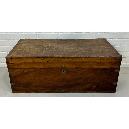 526 - A 19TH CENTURY OAK BRASS BOUND CAMPAIGN TRUNK 

98cm x 46cm x 38cm