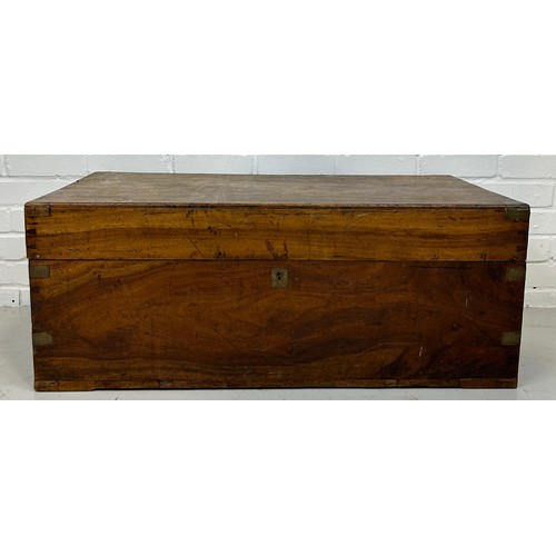 526 - A 19TH CENTURY OAK BRASS BOUND CAMPAIGN TRUNK 

98cm x 46cm x 38cm