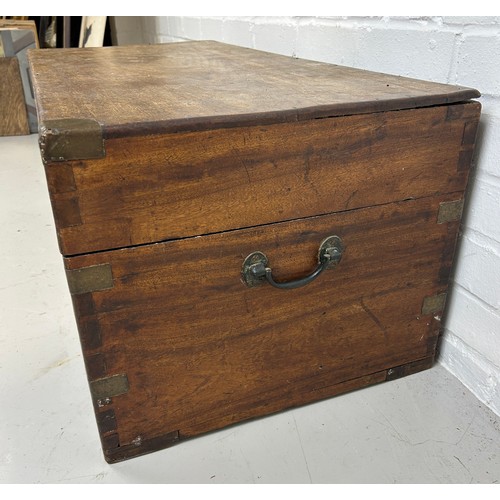 526 - A 19TH CENTURY OAK BRASS BOUND CAMPAIGN TRUNK 

98cm x 46cm x 38cm