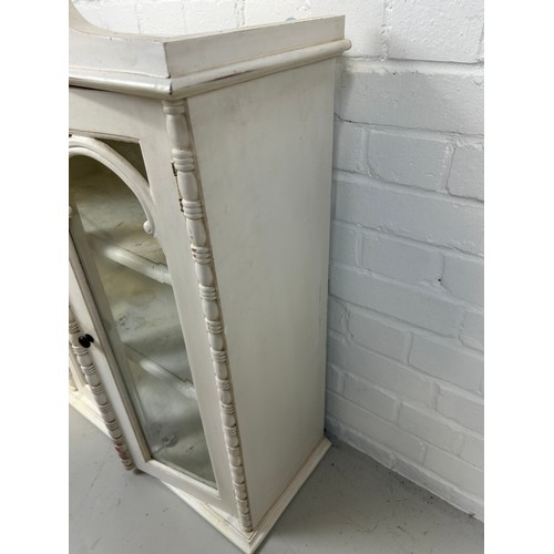 574 - A GUSTAVIAN DESIGN WHITE PAINTED HANGING BOOKCASE, 

Glazed doors revealing a shelved interior. 

97... 