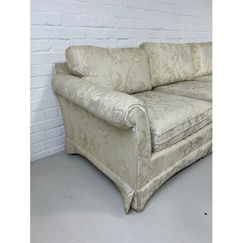 437 - A GEORGE III STYLE TWO SEATER SOFA UPHOLSTERED IN BEIGE CHINOISERIE FABRIC WITH EXOTIC BIRDS AND FOL... 