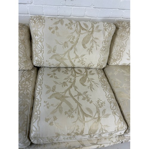 437 - A GEORGE III STYLE TWO SEATER SOFA UPHOLSTERED IN BEIGE CHINOISERIE FABRIC WITH EXOTIC BIRDS AND FOL... 