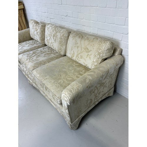 437 - A GEORGE III STYLE TWO SEATER SOFA UPHOLSTERED IN BEIGE CHINOISERIE FABRIC WITH EXOTIC BIRDS AND FOL... 