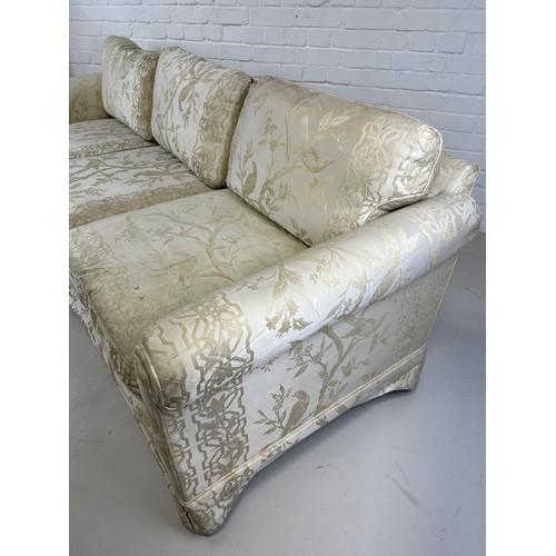 437 - A GEORGE III STYLE TWO SEATER SOFA UPHOLSTERED IN BEIGE CHINOISERIE FABRIC WITH EXOTIC BIRDS AND FOL... 