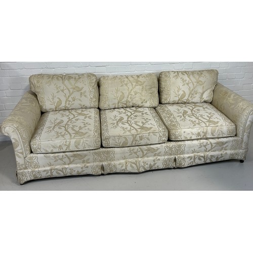 438 - A GEORGE III STYLE TWO SEATER SOFA UPHOLSTERED IN BEIGE CHINOISERIE FABRIC WITH EXOTIC BIRDS AND FOL... 