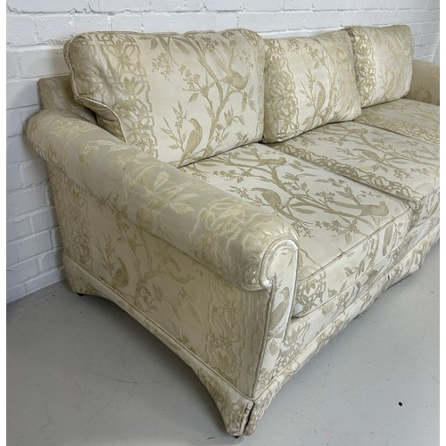 438 - A GEORGE III STYLE TWO SEATER SOFA UPHOLSTERED IN BEIGE CHINOISERIE FABRIC WITH EXOTIC BIRDS AND FOL... 