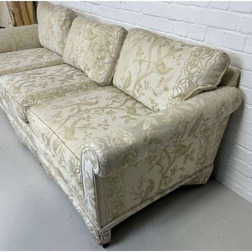 438 - A GEORGE III STYLE TWO SEATER SOFA UPHOLSTERED IN BEIGE CHINOISERIE FABRIC WITH EXOTIC BIRDS AND FOL... 