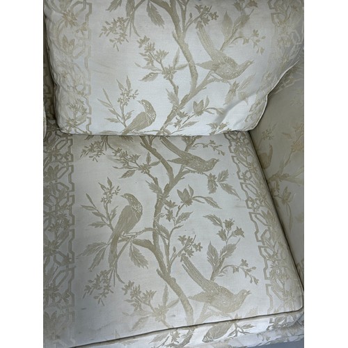 438 - A GEORGE III STYLE TWO SEATER SOFA UPHOLSTERED IN BEIGE CHINOISERIE FABRIC WITH EXOTIC BIRDS AND FOL... 