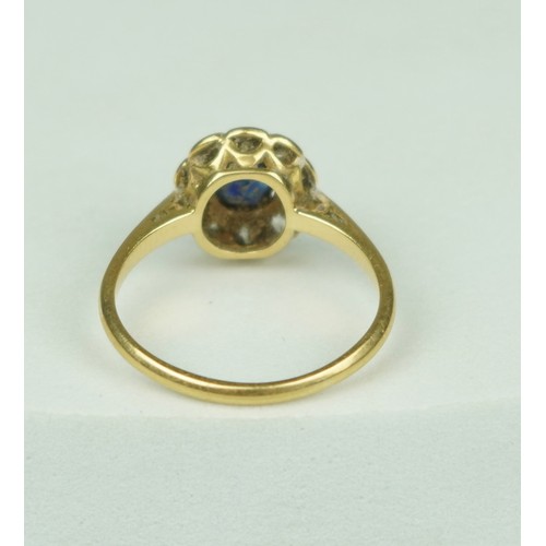 322 - A 14CT GOLD RING SET WITH A CENTRAL SAPPHIRE SURROUNDED BY TEN DIAMONDS, 

Weight: 2.8gms