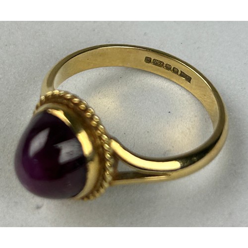 352 - AN 18CT GOLD RING SET WITH A STAR RUBY, 

Weight 5.49gms