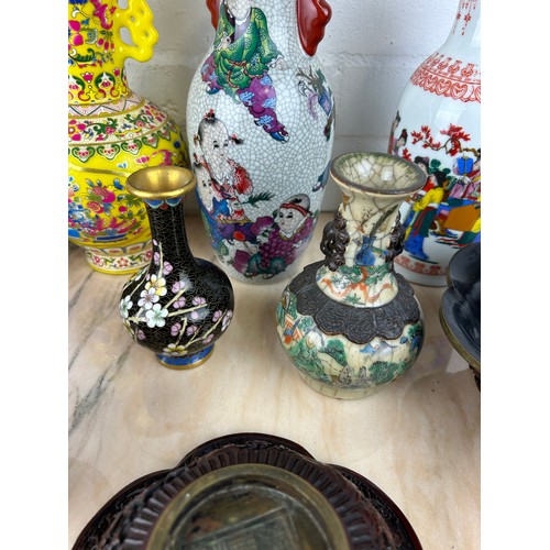 190 - A COLLECTION OF CHINESE 20TH CENTURY / MODERN VASES (10) 

Tallest 26cm H