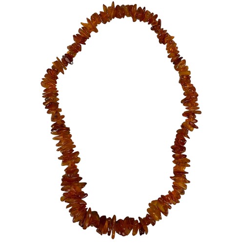 402 - A RUSSIAN AMBER NECKLACE, 

Length 32cm,

103gms