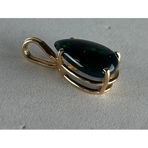 356 - A BLACK OPAL CIRCA 5CT IN YELLOW GOLD PENDANT, 

Weight 1.8gms 

Opal 1.4cm x 0.9cm