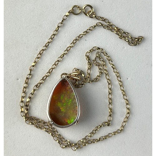 349 - A LARGE BLACK PEARL SHAPED OPAL IN 9CT GOLD WITH 9CT GOLD CHAIN, 

Weight 4.7gms 

Opal 1.7cm x 1.4c... 