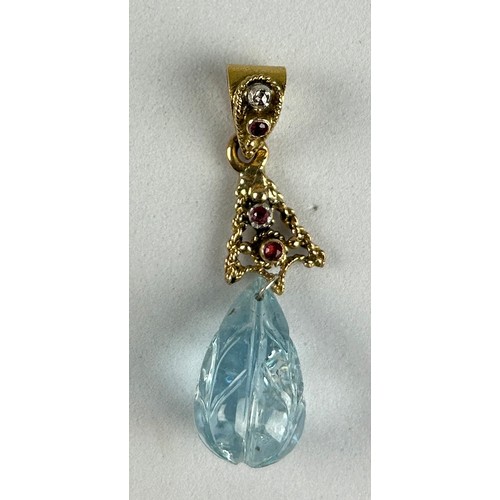 362 - A CARVED NATURAL AQUAMARINE WITH 18CT GOLD RUBY AND DIAMOND BAIL, 

Weight 4.5gms

Aquamarine 1.6cm ... 