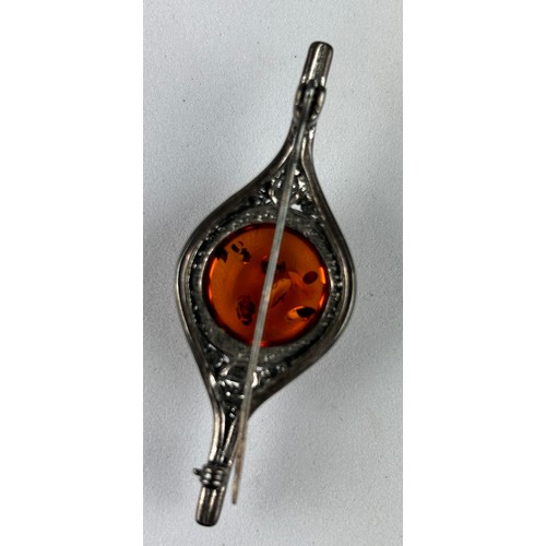 308 - A VINTAGE AMBER SILVER BROOCH, 

Amber silver broach vintage

6cm L