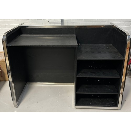 480 - A COACH HOUSE BAR WITH CHESTERFIELD BLACK BUTTON BACK FRONT AND SIDES, 

Chrome detailing, with a wo... 