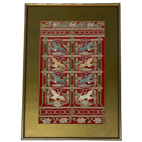 145 - A CHINESE SILK DEPICTING CRANES, 

Qing Dynasty 

40cm x 25cm

Mounted in a frame and glazed.