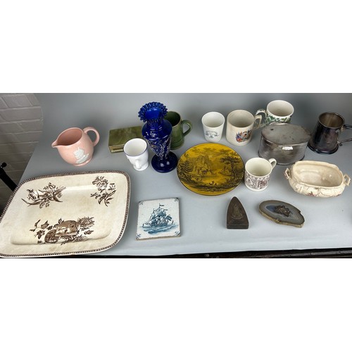 565 - A COLLECTION OF MISCELLANEOUS CERAMICS TO INCLUDE ROYAL CORONATION MEMORABILIA, SILVER PLATE, GLASSW... 