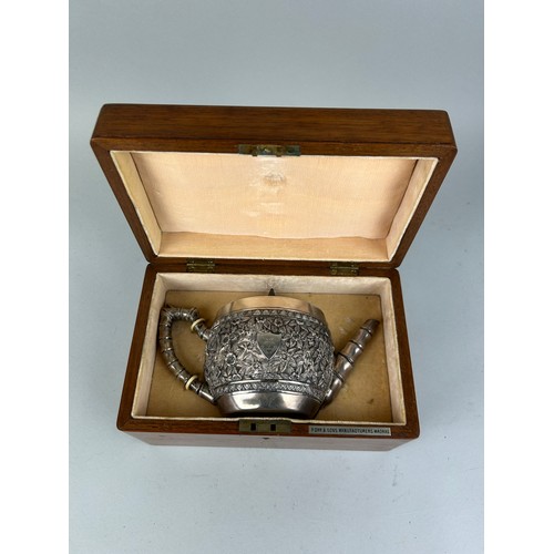 150 - P ORR AND SONS: A SILVER TEA POT IN ORIGINAL WOODEN CASE, 

Weight: 425gms

Ivory exemption license ... 