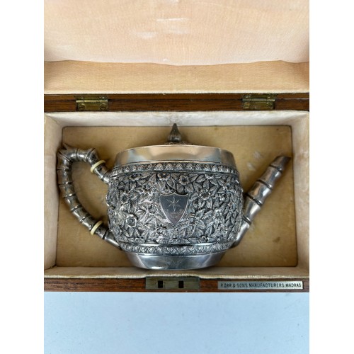 150 - P ORR AND SONS: A SILVER TEA POT IN ORIGINAL WOODEN CASE, 

Weight: 425gms

Ivory exemption license ... 