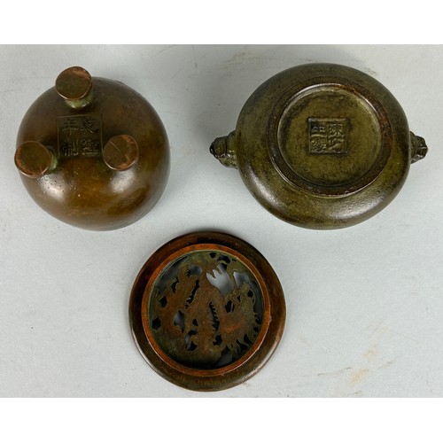 85 - TWO CHINESE BRONZE INCENSE BURNERS (2)< 

One with lid, decorated with a dragon, on tripod feet (7cm... 