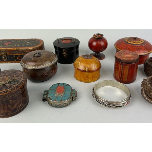 140 - A COLLECTION OF INDIAN BOXES AND BANGLES (17)