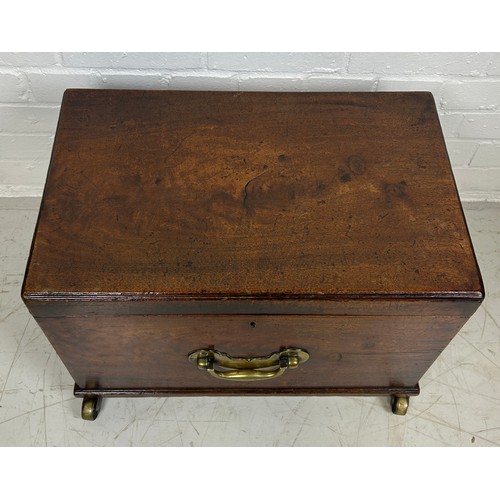 435 - A GEORGE III MAHOGANY CELLARETTE, 

With fitted interior, brass handles and brass castors.

54cm x 3... 