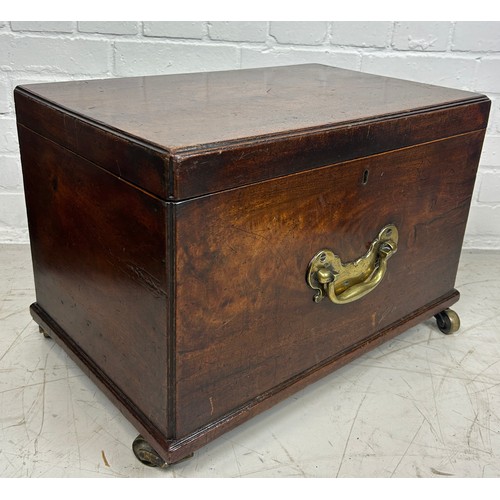 435 - A GEORGE III MAHOGANY CELLARETTE, 

With fitted interior, brass handles and brass castors.

54cm x 3... 