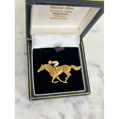 173 - AN 18CT GOLD HORSE PIN RACING BROOCH WITH ENAMEL JOCKEY BY HARRIET GLEN,

10.5gms