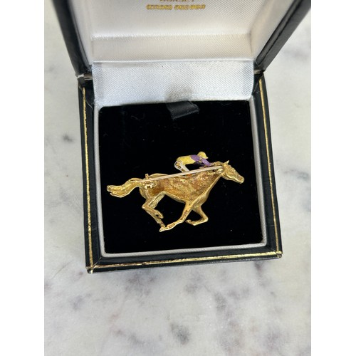 173 - AN 18CT GOLD HORSE PIN RACING BROOCH WITH ENAMEL JOCKEY BY HARRIET GLEN,

10.5gms