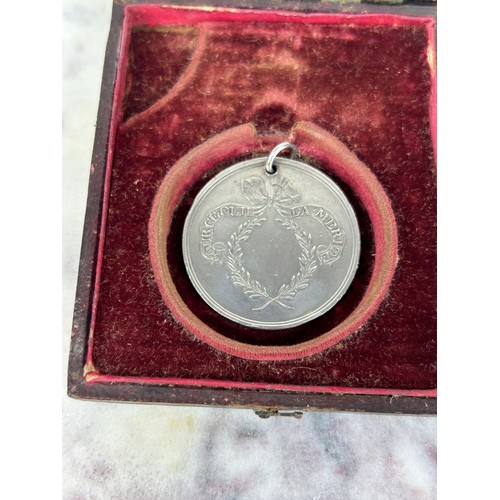 167 - A SILVER MEDAL IN ANTIQUE CASE WITH INSCRIPTIONS 'VIVE LA PLUME' 'OUR CE QU'IL LA MERITE',