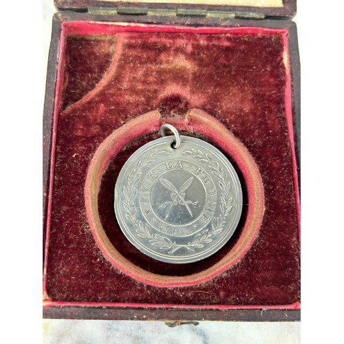 167 - A SILVER MEDAL IN ANTIQUE CASE WITH INSCRIPTIONS 'VIVE LA PLUME' 'OUR CE QU'IL LA MERITE',