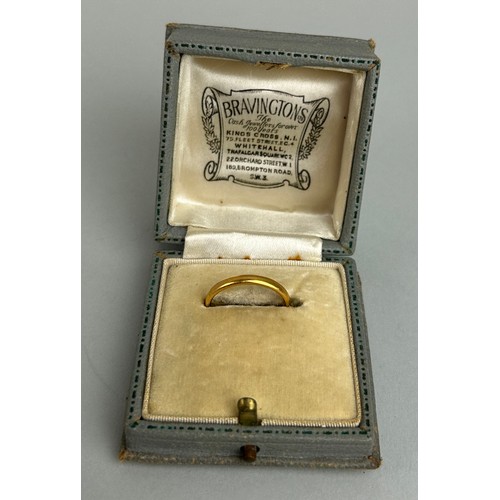 185 - A 22CT GOLD WEDDING BAND, 

Weigh 2.6gms 

In antique box.