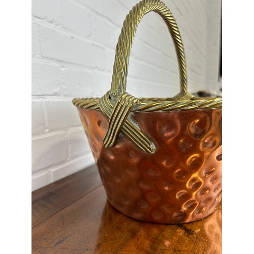 533 - AN ARTS AND CRAFTS COPPER BASKET WITH ROPE TWIST HANDLES 

34cm x 32cm