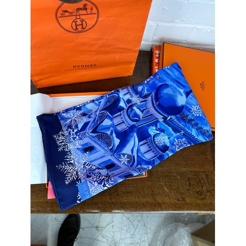 550 - AN HERMES SILK SCARF 'DE PASSAGE A MOSCOU' IN ORIGINAL BOX AND BAG,