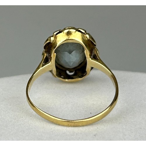 190 - A SMALL GOLD RING SET WITH A BLUE STONE, 

Possibly aquamarine. 

Weight 2.3gms