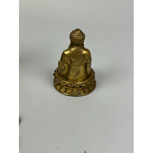 67 - A GROUP OF CHINESE ITEMS TO INCLUDE A BRONZE BUDDHA, 

Buddha 6cm H