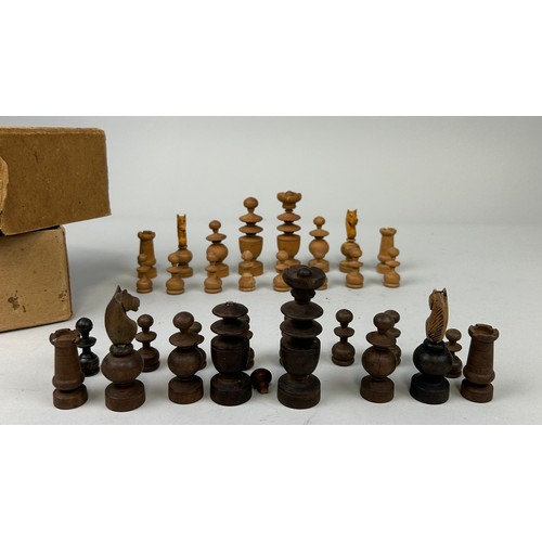 563 - AN ANTIQUE WOODEN CHESS SET IN BOX,

Queen 8cm H