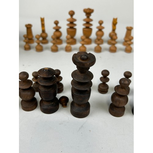 563 - AN ANTIQUE WOODEN CHESS SET IN BOX,

Queen 8cm H