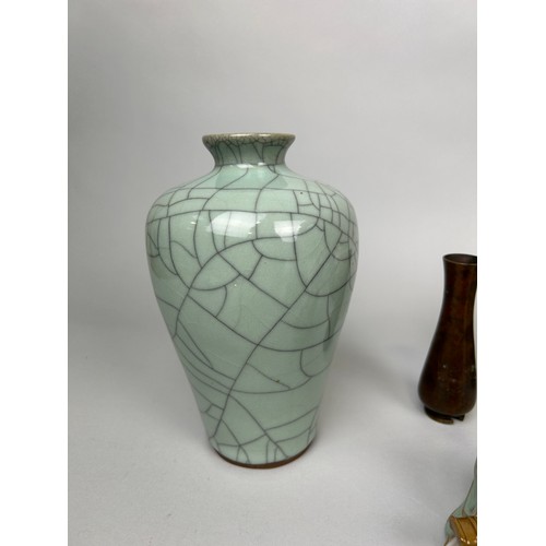 32 - A COLLECTION OF CHINESE CERAMICS TO INCLUDE GINGER JARS, FIGURES, BRONZE VASE, CRACKLE GLAZED VASE W... 